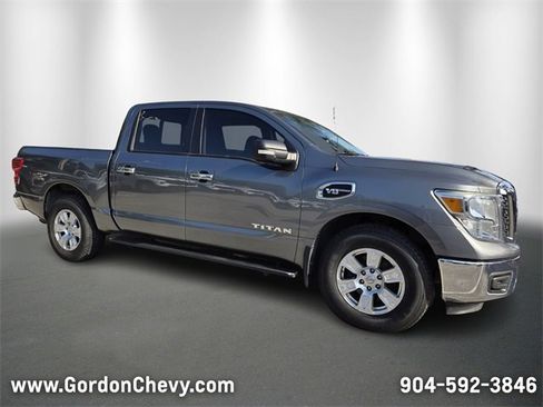 Used 2017 Nissan Titan SV image 8