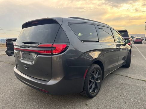 Used 2022 Chrysler Pacifica Touring-L w/ S Appearance Package AWD/4WD image 6