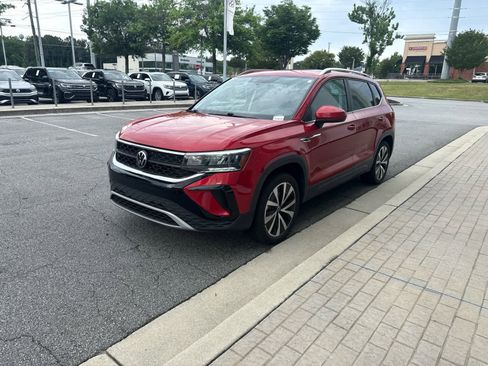 Certified 2022 Volkswagen Taos SE FWD image 4