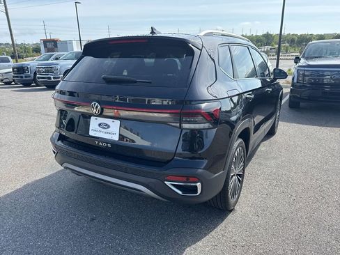 Used 2025 Volkswagen Taos SE image 2