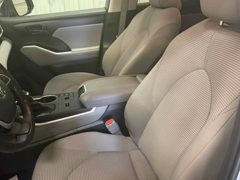 Used 2023 Toyota Highlander LE FWD image 11