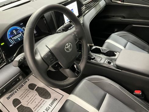 Used 2025 Toyota Camry SE FWD image 15