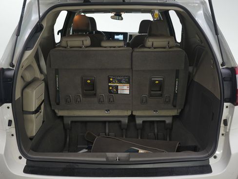 Used 2020 Toyota Sienna XLE image 9