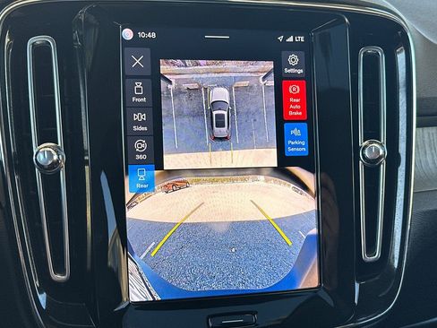 Certified 2025 Volvo XC40 B5 Plus AWD/4WD image 22
