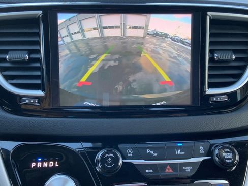 Used 2024 Chrysler Pacifica Touring-L image 33