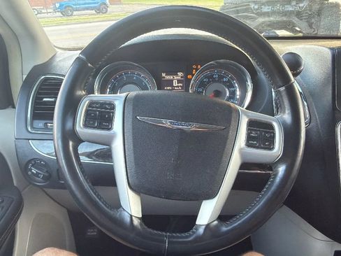 Used 2015 Chrysler Town & Country Touring FWD image 29