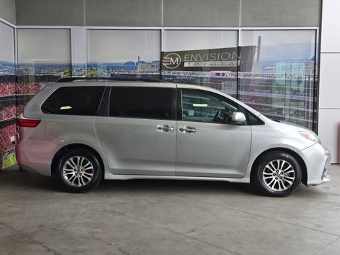 Certified 2020 Toyota Sienna XLE FWD image 3