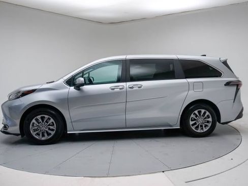 Used 2025 Toyota Sienna XLE FWD image 18