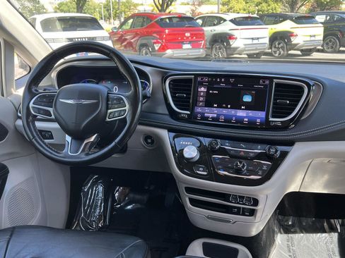 Used 2022 Chrysler Pacifica Touring-L FWD image 22