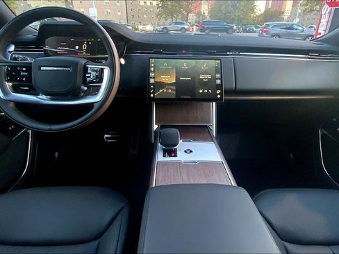 New 2025 Land Rover Range Rover SE image 5