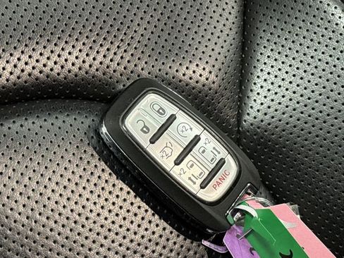 Used 2025 Chrysler Pacifica Limited image 28