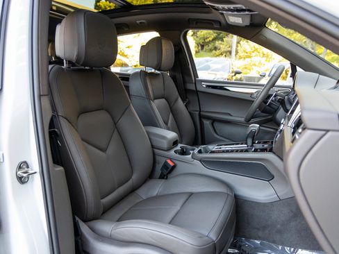 Certified 2025 Porsche Macan image 55