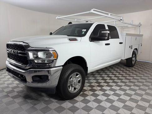 Used 2024 RAM 3500 Tradesman w/ Chrome Appearance Group AWD/4WD image 3