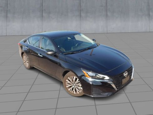 Used 2024 Nissan Altima 2.5 SV FWD image 2