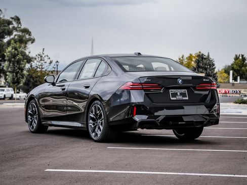 Used 2026 BMW 530i xDrive w/ M Sport Package image 3