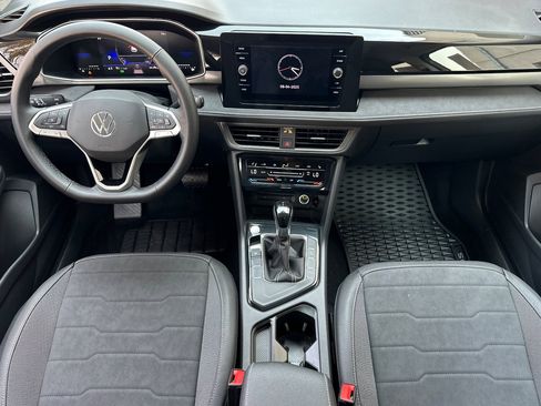 New 2025 Volkswagen Taos SE image 11