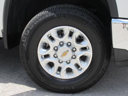 Used 2024 Chevrolet Silverado 2500 LTZ w/ LTZ Convenience Package image 8