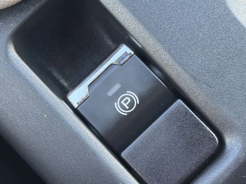 Certified 2025 Subaru Forester image 28