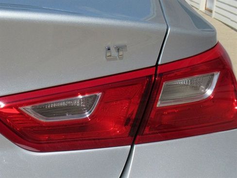 Used 2018 Chevrolet Malibu LT image 32