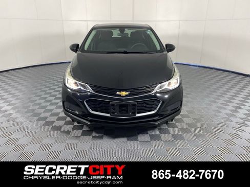 Used 2018 Chevrolet Cruze LT w/ Convenience Package FWD image 2