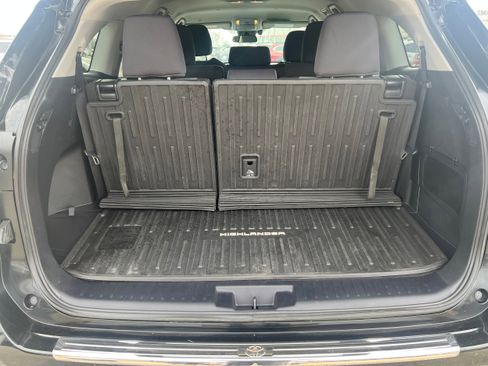 Used 2021 Toyota Highlander LE image 11