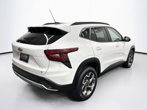 Used 2025 Chevrolet Trax LT FWD image 9