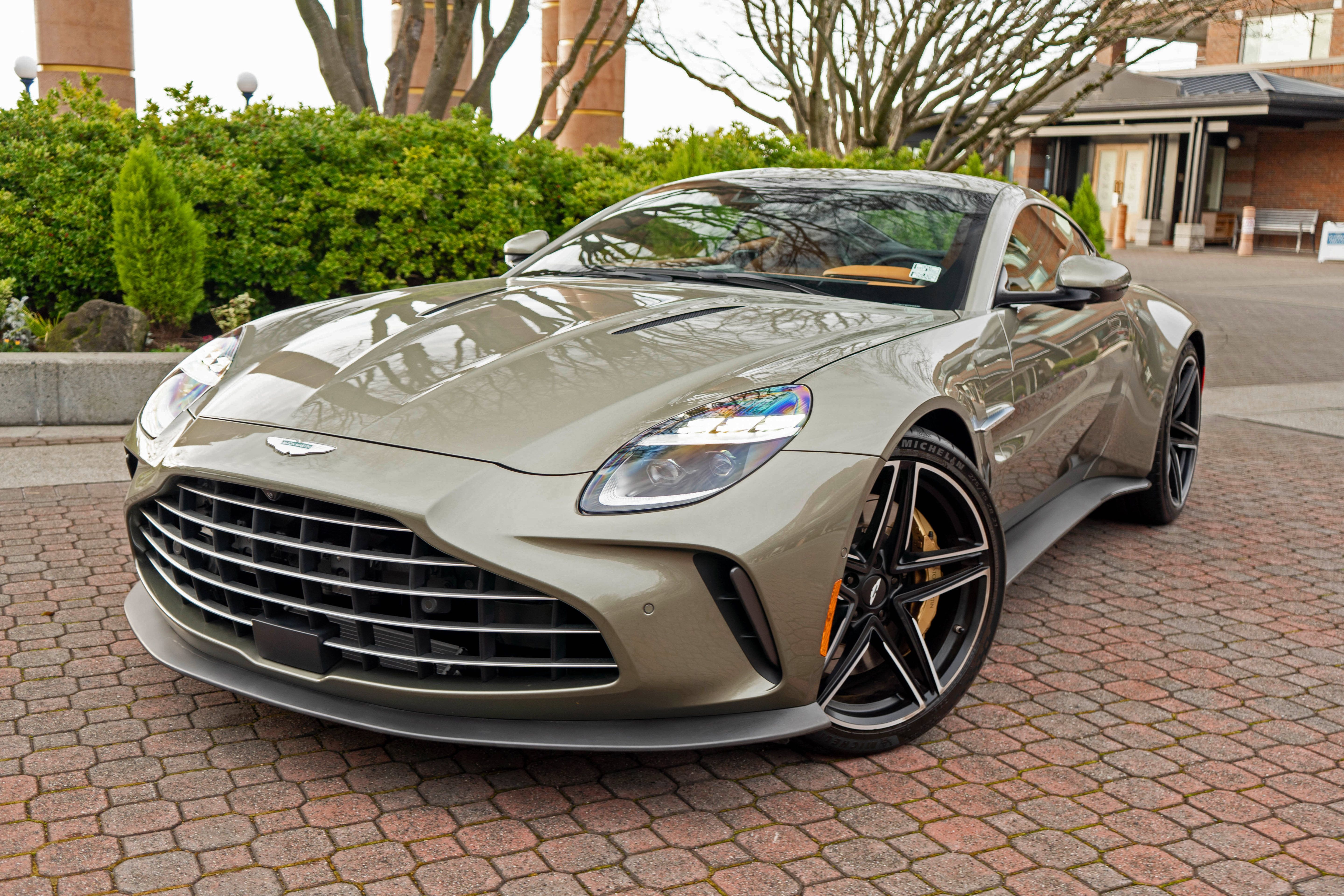 Used 2025 Aston Martin V8 Vantage Coupe RWD image 32