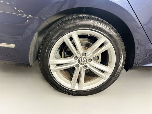 Used 2015 Volkswagen Passat TDI SEL Premium FWD image 11