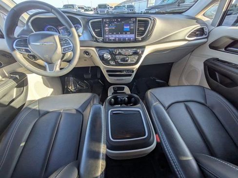 Used 2024 Chrysler Pacifica Touring-L image 13