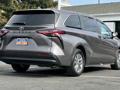 Used 2022 Toyota Sienna XLE image 4
