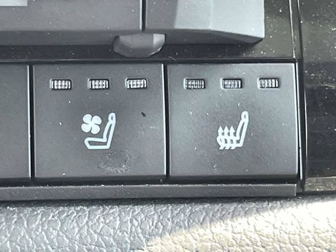 Used 2022 Toyota Tundra Limited w/ TRD Off-Road Package AWD/4WD image 19
