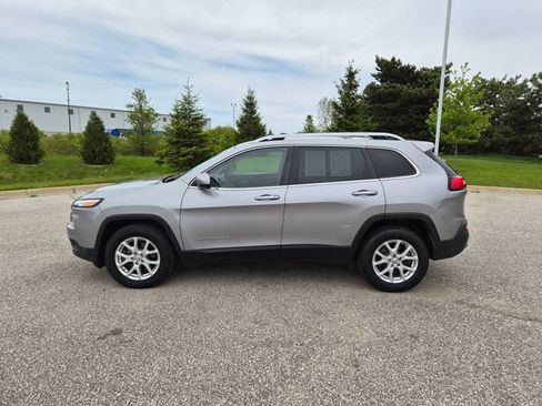 Used 2017 Jeep Cherokee Latitude w/ Cold Weather Group AWD/4WD image 8