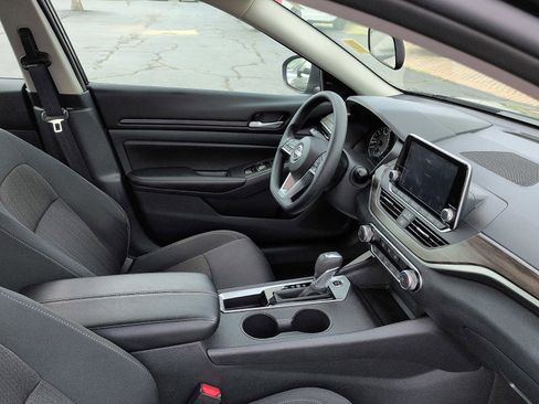 Used 2025 Nissan Altima 2.5 SV FWD image 10