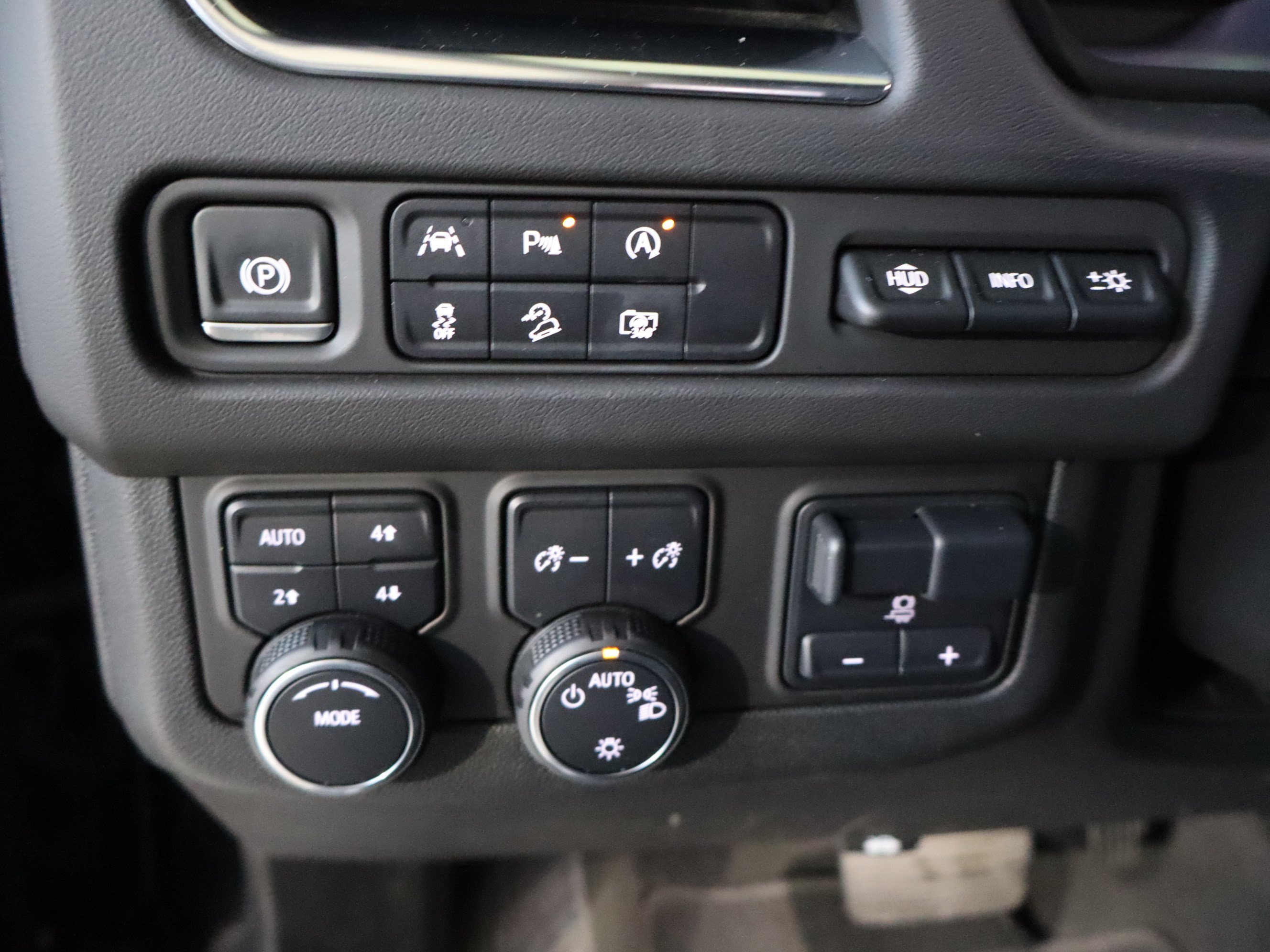 Used 2024 Chevrolet Tahoe Premier AWD/4WD image 23