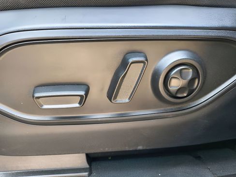 Used 2024 Jeep Grand Cherokee L Laredo image 16