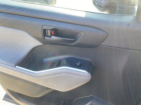 Used 2022 Toyota Highlander L image 13