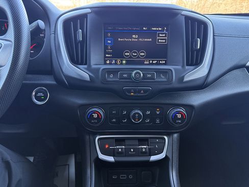 Used 2024 GMC Terrain SLE w/ Driver Convenience Package image 20