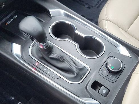 Used 2023 Chevrolet Traverse Premier FWD image 23