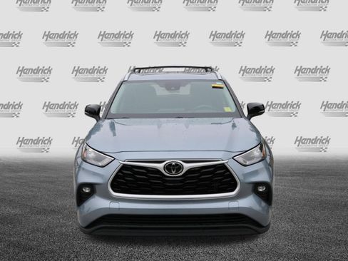 Used 2022 Toyota Highlander XLE FWD image 3