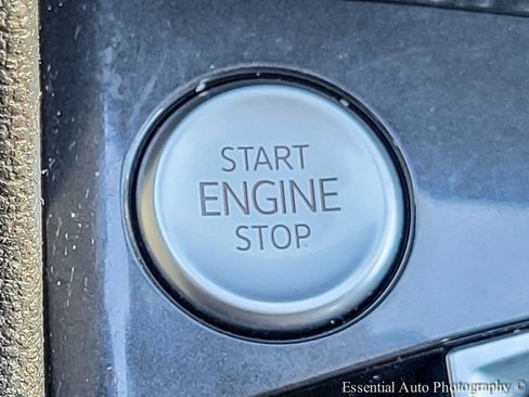 Used 2022 Volkswagen Tiguan SE image 17