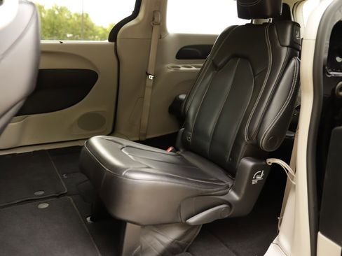 Used 2023 Chrysler Pacifica Touring-L FWD image 29