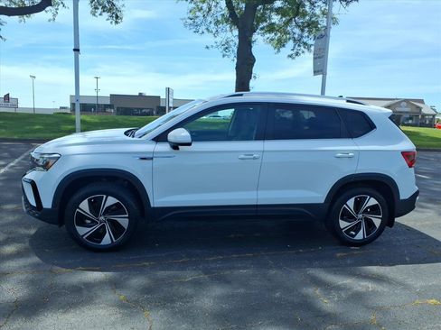 Used 2024 Volkswagen Taos SE w/ Panoramic Sunroof Package AWD/4WD image 4