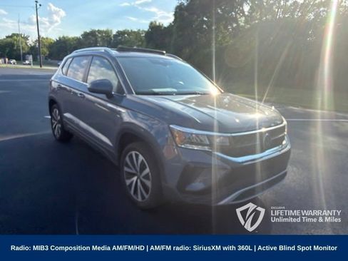 Used 2023 Volkswagen Taos SE w/ Panoramic Sunroof Package FWD image 3