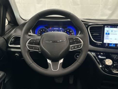 Used 2025 Chrysler Pacifica Select FWD image 15