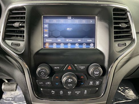 Used 2021 Jeep Grand Cherokee Laredo AWD/4WD image 26