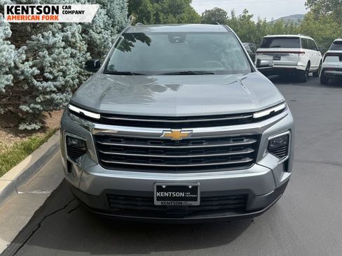 Used 2024 Chevrolet Traverse LT image 2