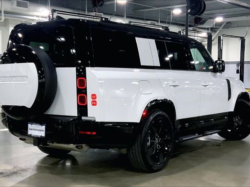 Used 2025 Land Rover Defender 130 X-Dynamic SE image 12