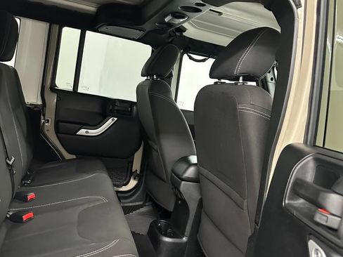 Used 2018 Jeep Wrangler Unlimited Sahara w/ Dual Top Group AWD/4WD image 27