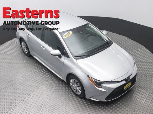 Used 2022 Toyota Corolla LE FWD image 3