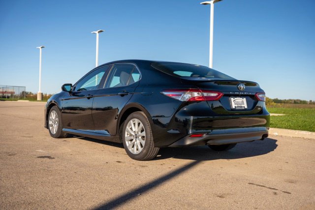 Used 2018 Toyota Camry LE FWD image 5